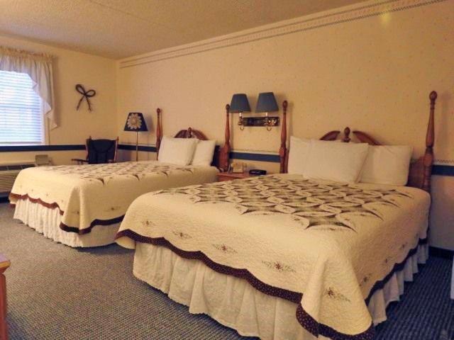 Country Living Inn Smoketown  外观 照片