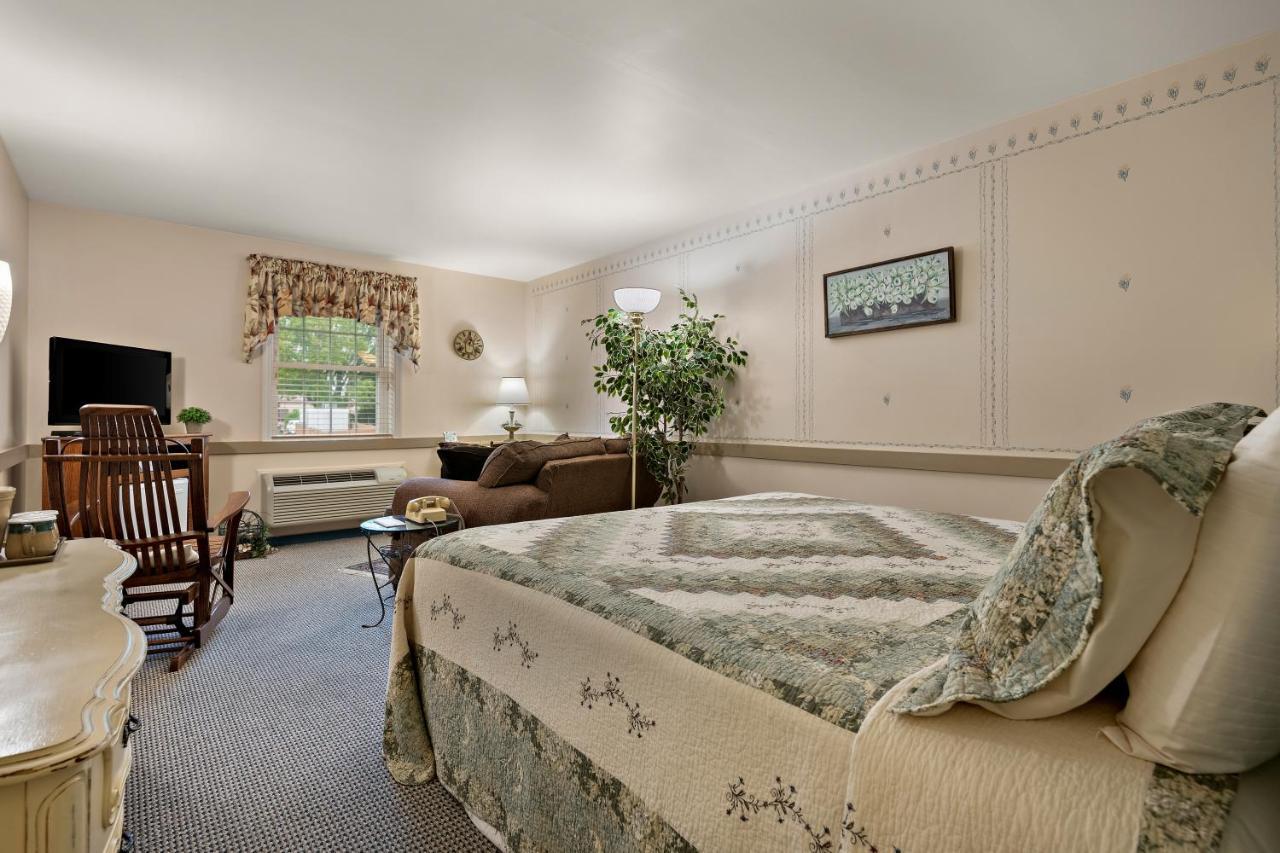 Country Living Inn Smoketown  外观 照片