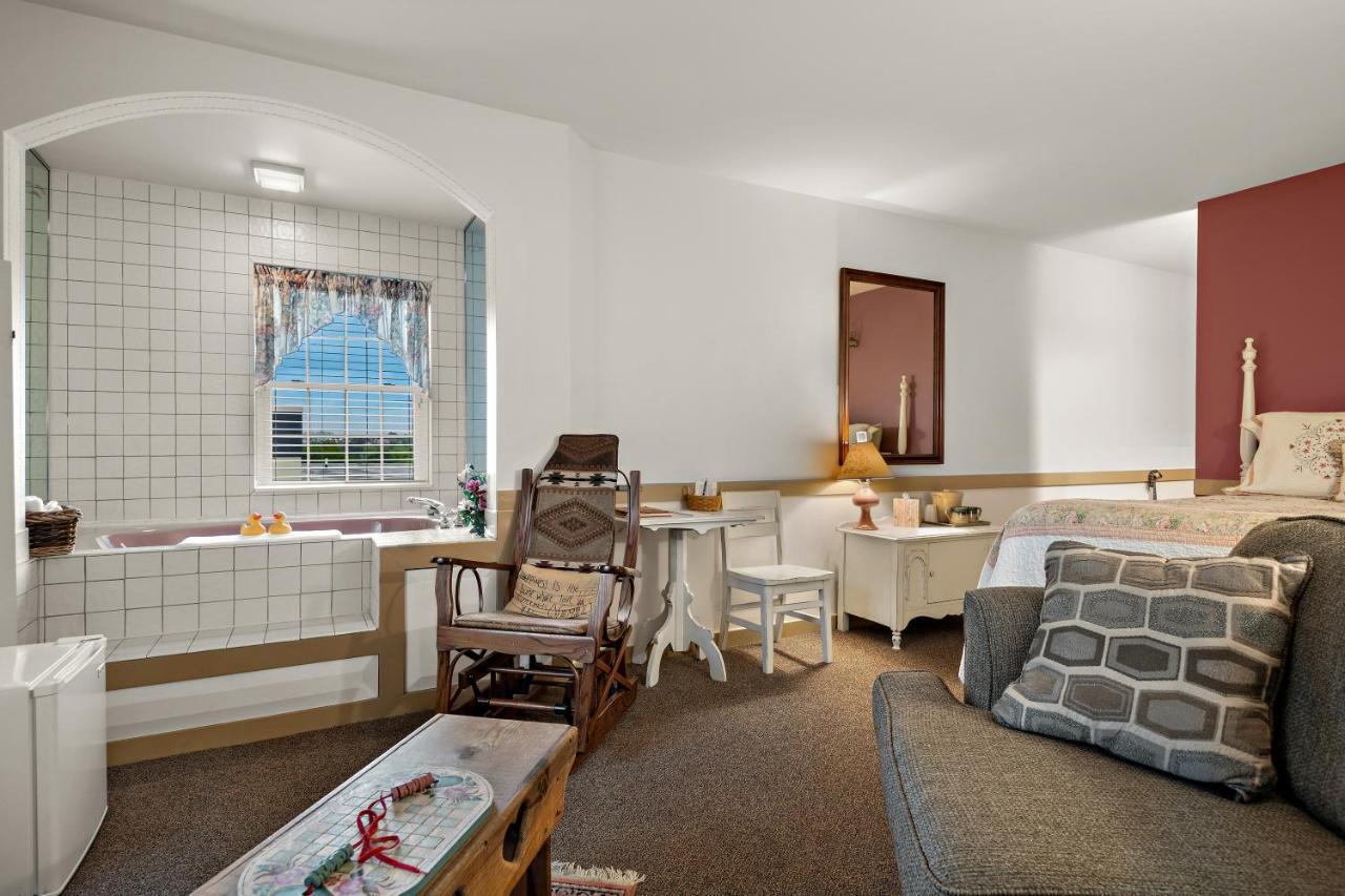 Country Living Inn Smoketown  外观 照片