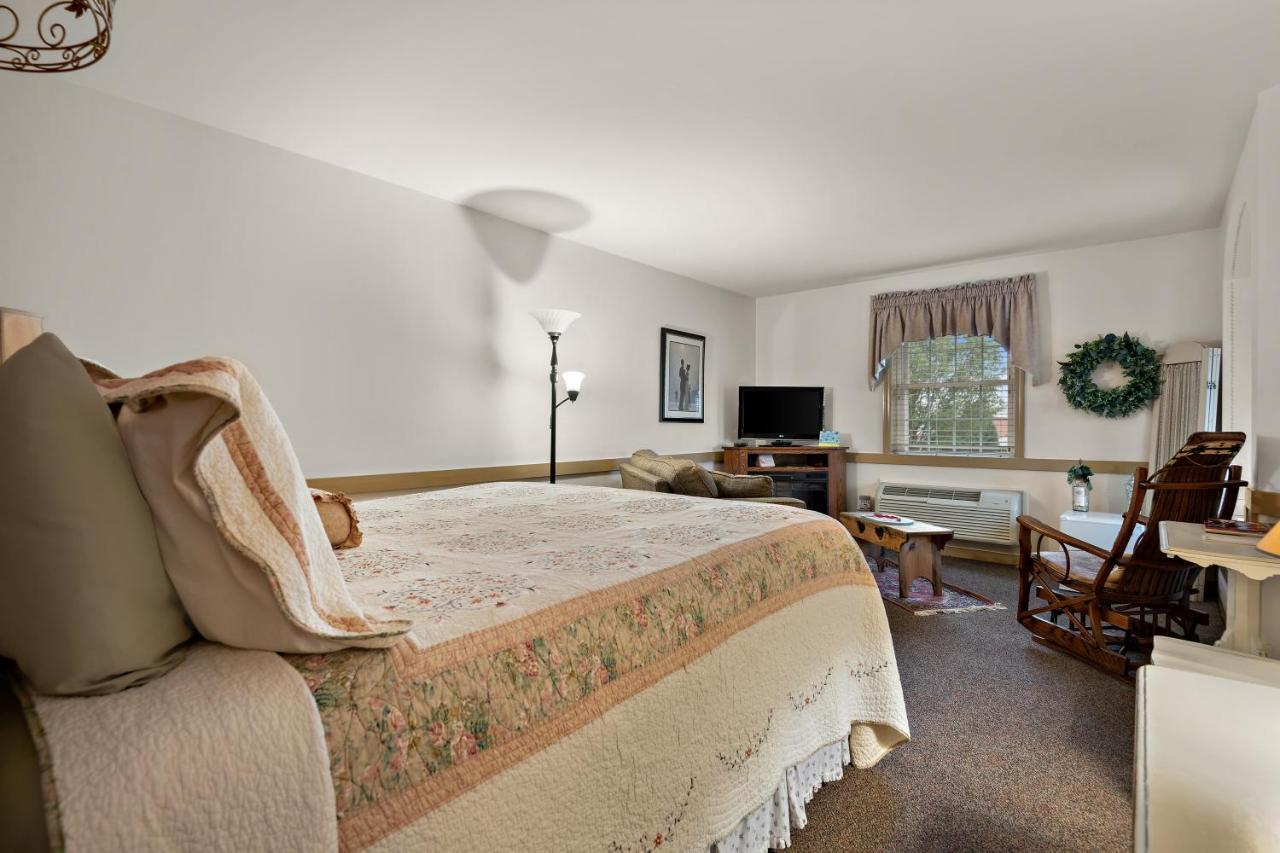 Country Living Inn Smoketown  外观 照片