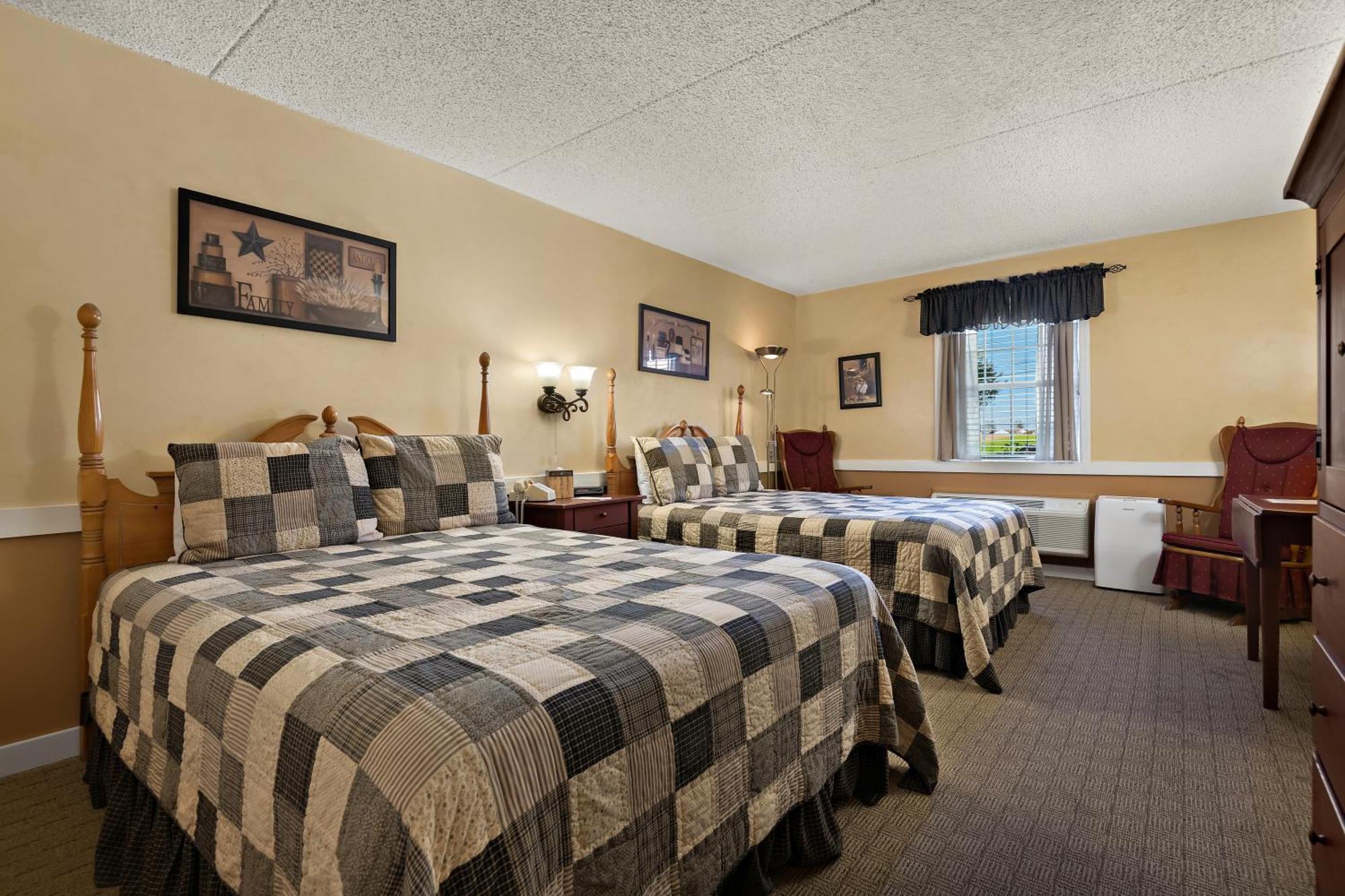 Country Living Inn Smoketown  外观 照片