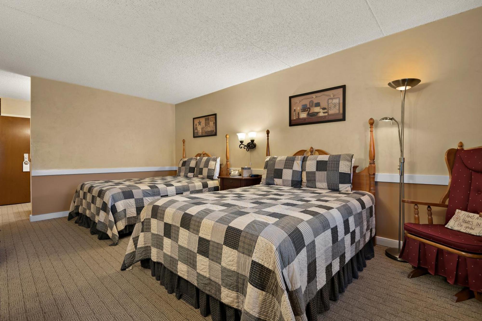 Country Living Inn Smoketown  外观 照片