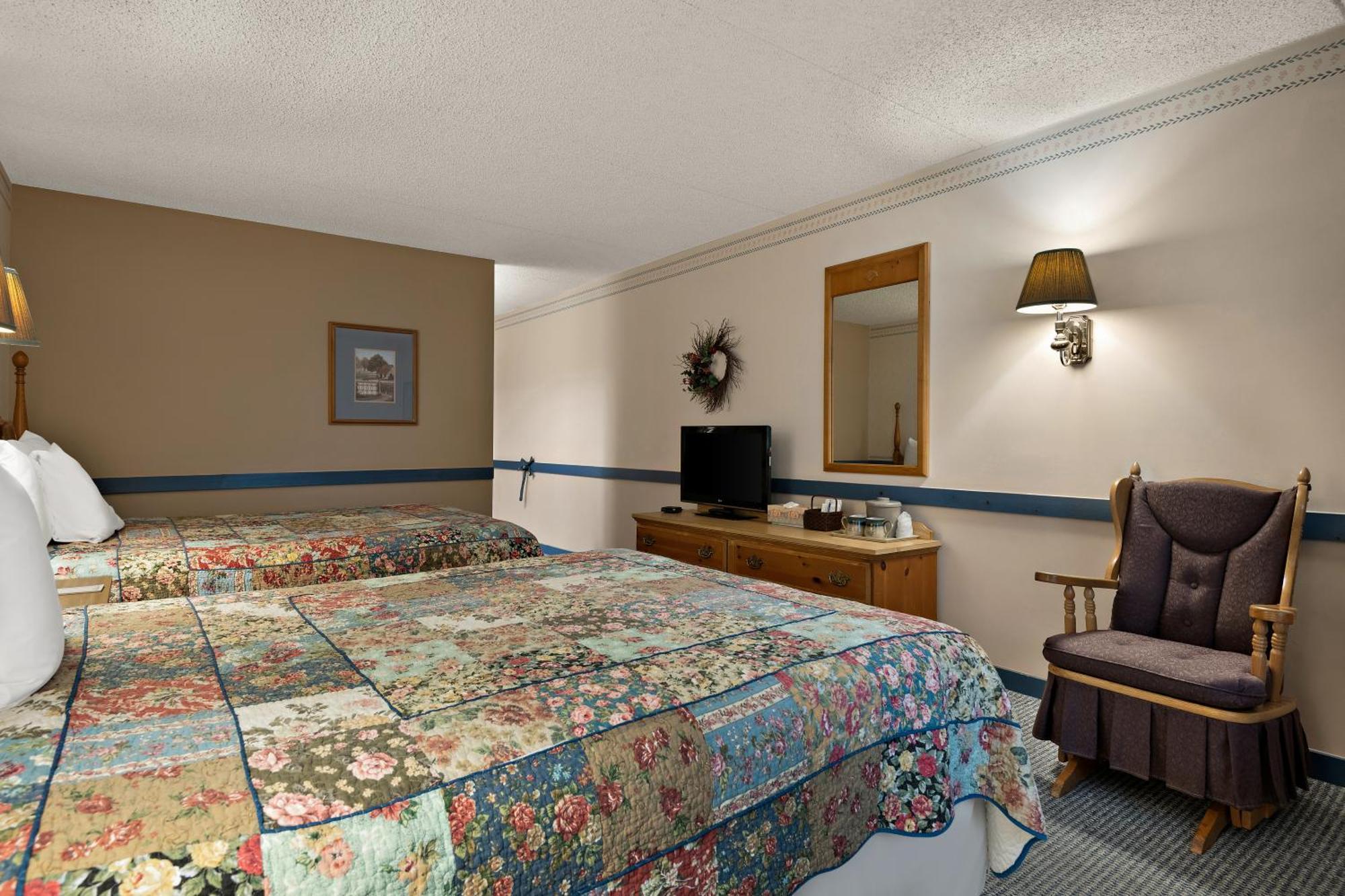 Country Living Inn Smoketown  外观 照片