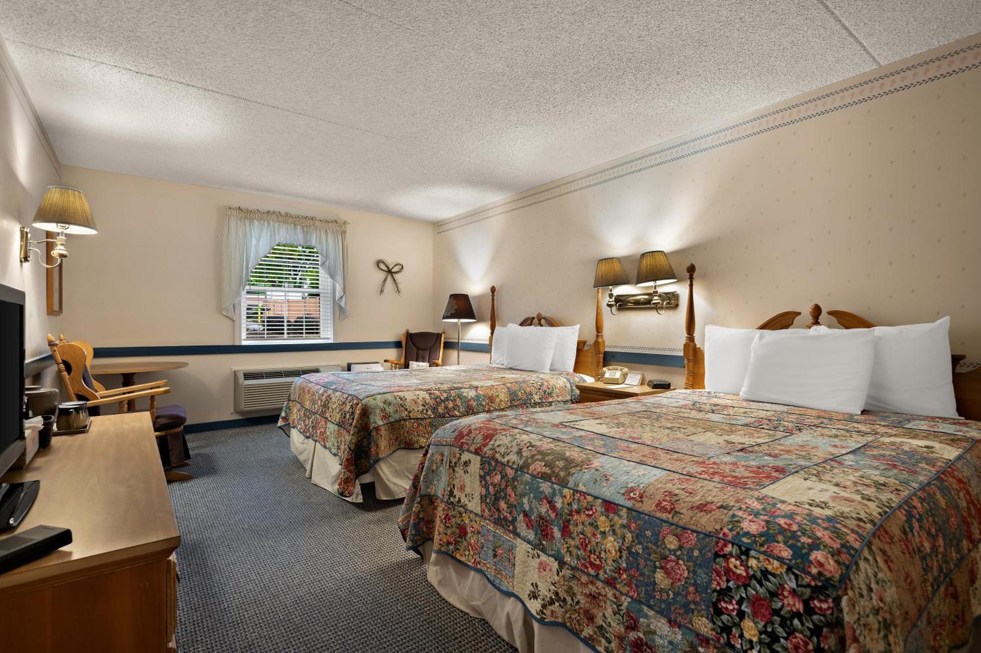 Country Living Inn Smoketown  外观 照片